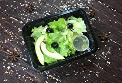 Зеленый салат с маслинами и авокадо