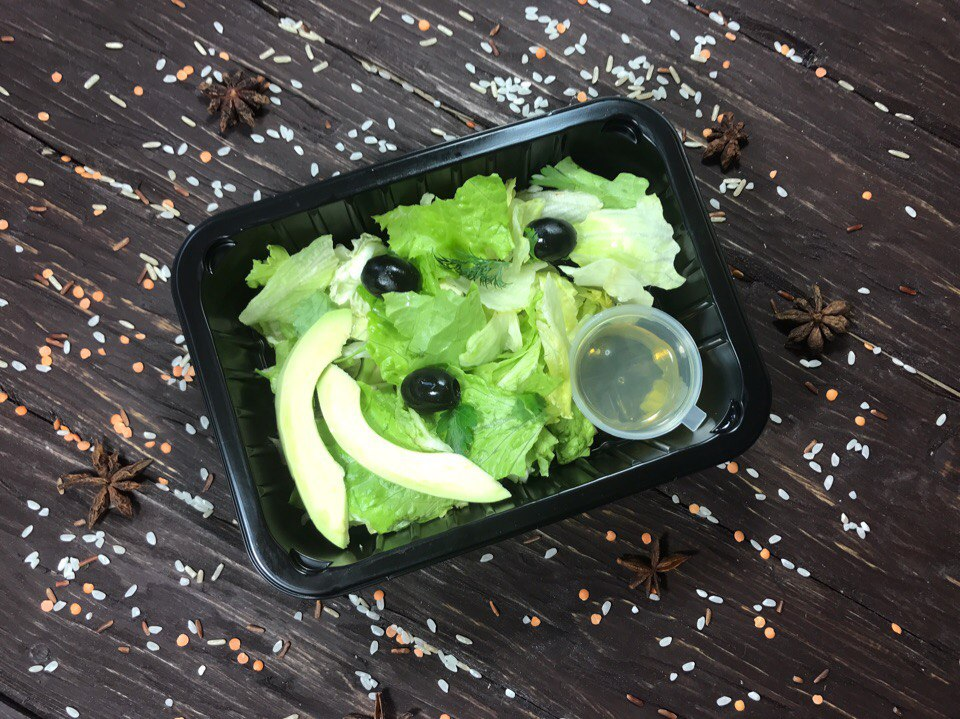 Зеленый салат с маслинами и авокадо