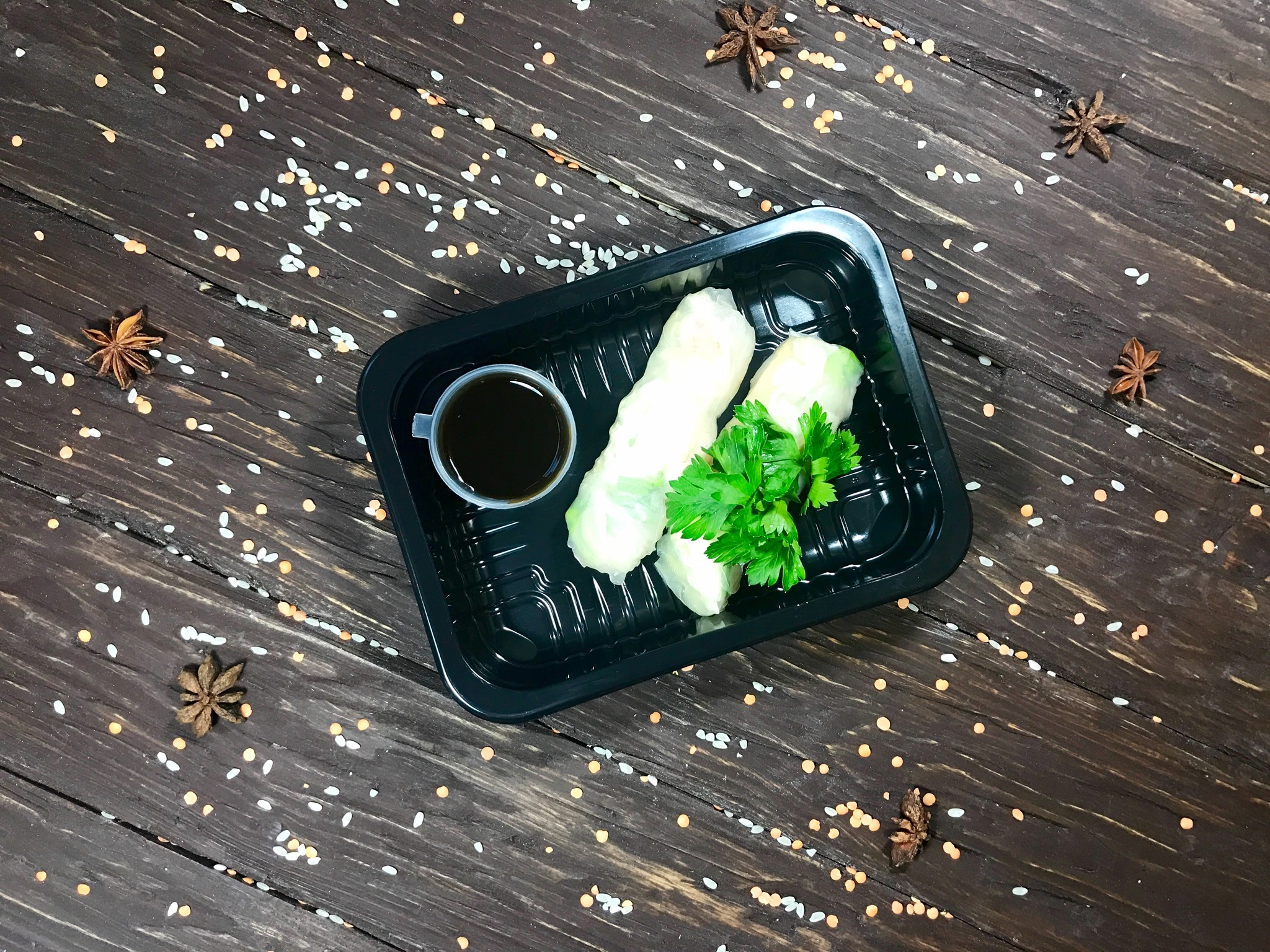 Спринг-роллы с тигровыми креветками, японским омлетом и соусом терияки